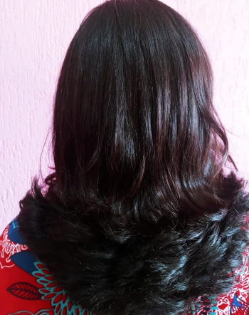 Cabelo escuro alinhado e com brilho, visto de costas