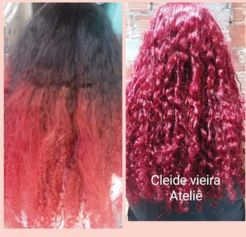 Antes e depois de uma transformação capilar para um vermelho vibrante com cachos definidos
